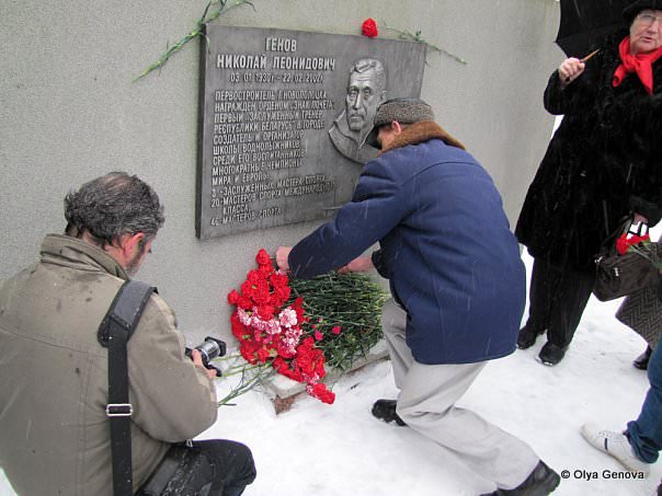 Возложение цветов к Мемориальной доске Николая Генова