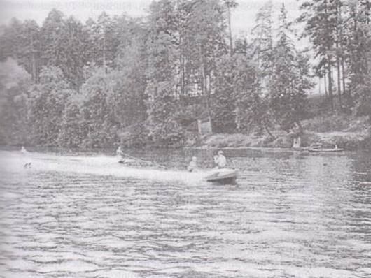 Воднолыжники на реке Сатис (фото из книги "Выкованные в спорте")