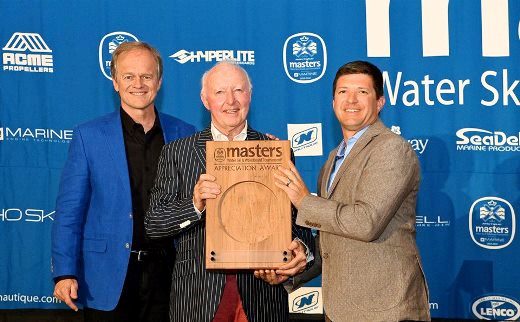 Bill Yearigin и Greg Meloon вручили Des Burke-Kennedy памятную табличку Masters. Фото из ФБ