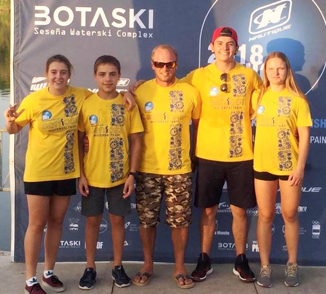 Эта команда войдет в историю украинского воднорлыжного спорта - первые мировые медали в командном зачете! Фото из ФБ Софии Максименковой