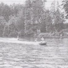 Воднолыжники на реке Сатис (фото из книги "Выкованные в спорте")