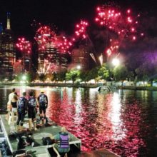 Ночной фейерверк на Moomba Festival (фото Zuze Briant)