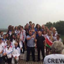 Команда Украины на высшей ступеньке подиума юношеского чемпионата Европы 2015. Впереди - старший тренер Максим Семавин (фото Юрия Еремеева)